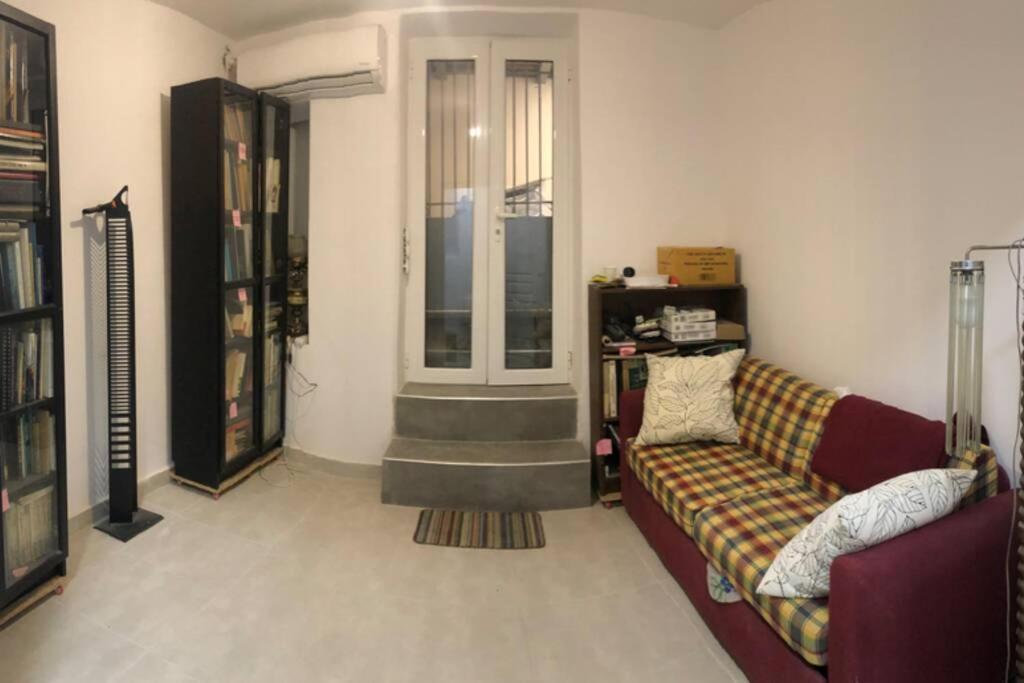 Exarcheia: Independent Ground Floor House. Apartamento Atenas Exterior foto